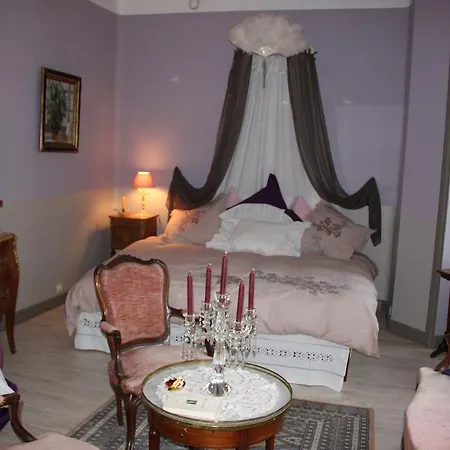 فندق مبيت وإفطار Le Petit Chateau - Proche Puy Dufou