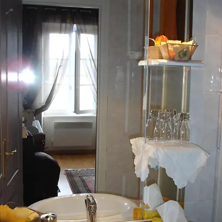 Le Petit Chateau - Proche Puy Dufou Bed & Breakfast