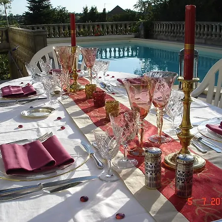 فندق مبيت وإفطار Le Petit Chateau - Proche Puy Dufou *