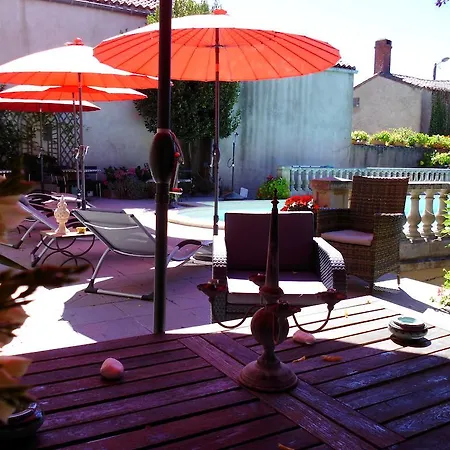 فندق مبيت وإفطار Le Petit Chateau - Proche Puy Dufou